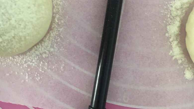 海蒂白面包(白屁股面包),找个细长一点的棍子什么的,我找半天只有这笔,将就吧