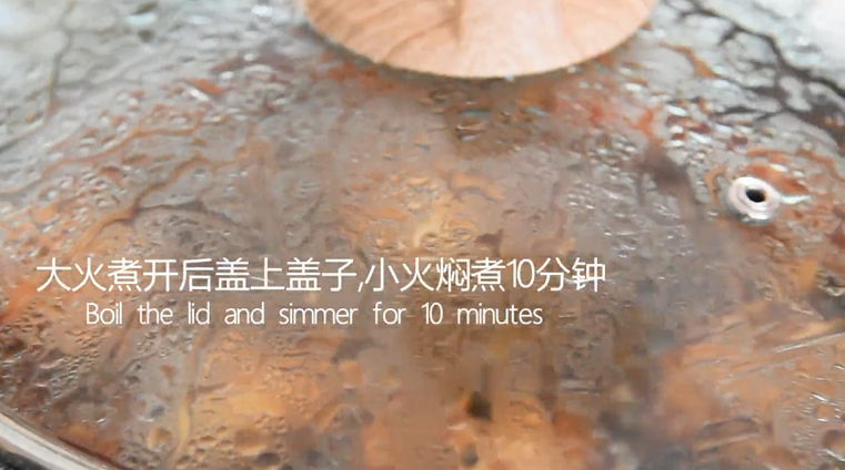 经典糖醋带鱼,大厨配方2分钟搞定!,大火煮开后盖上盖子,小火焖煮10分钟