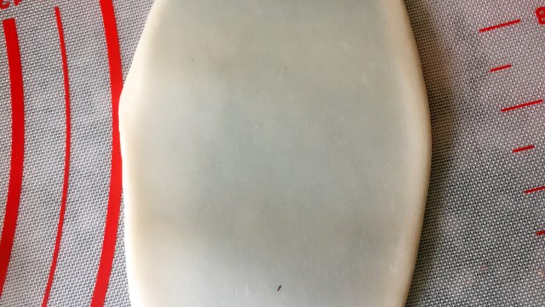 多色蛋黄酥,取一份包好的酥油皮,擀成舌状。