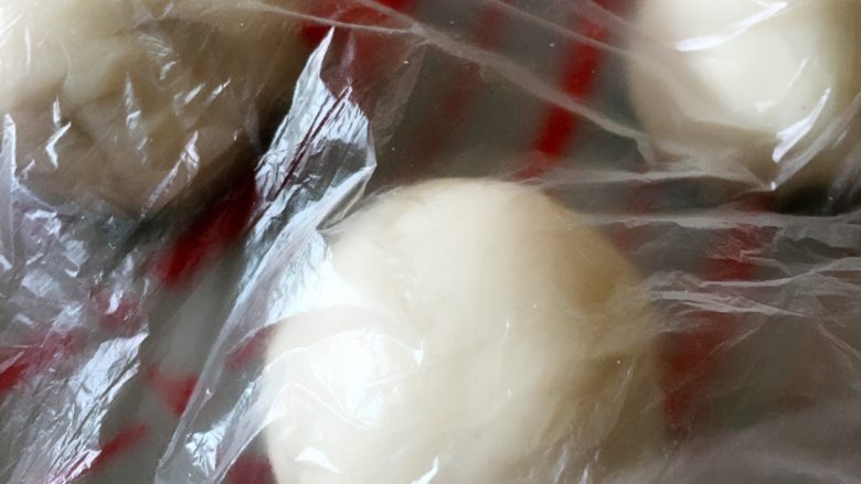 多色蛋黄酥,全包好,盖上保鲜膜醒15分钟。