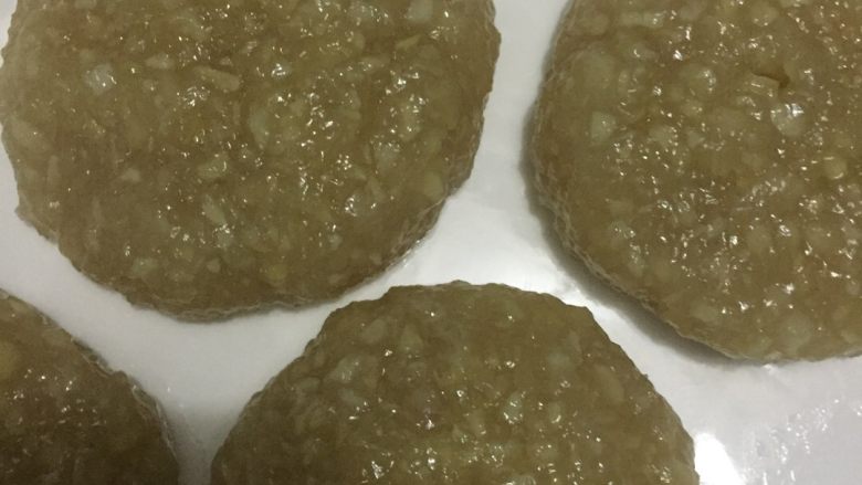 笋粿,蒸好的笋饼晾凉,有太阳最好晒下,晒到皮有点干,切成小块,用油煎一下就可以吃了,如果做多了也可以晒一下,用保鲜袋装好放冰箱冷藏,想吃的时候拿出来解冻,再用油煎一下就可以吃,和刚做出来一样的