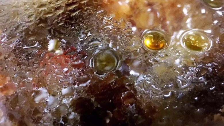 酱肘子,大火烧开煮15-20分钟后转中小火炖煮