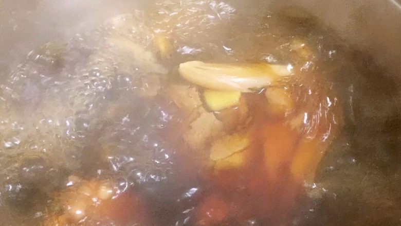 酱肘子,炖煮40分钟左右即可,肉熟后大火收汁(如果有时间可以不要收汁,让肉再汤汁里浸泡一晚或几个小时,在收汁)
