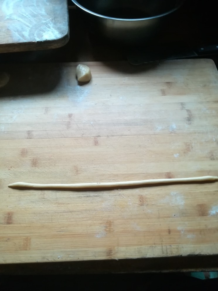 小麻花,切成小剂子,搓成长条,细长细长