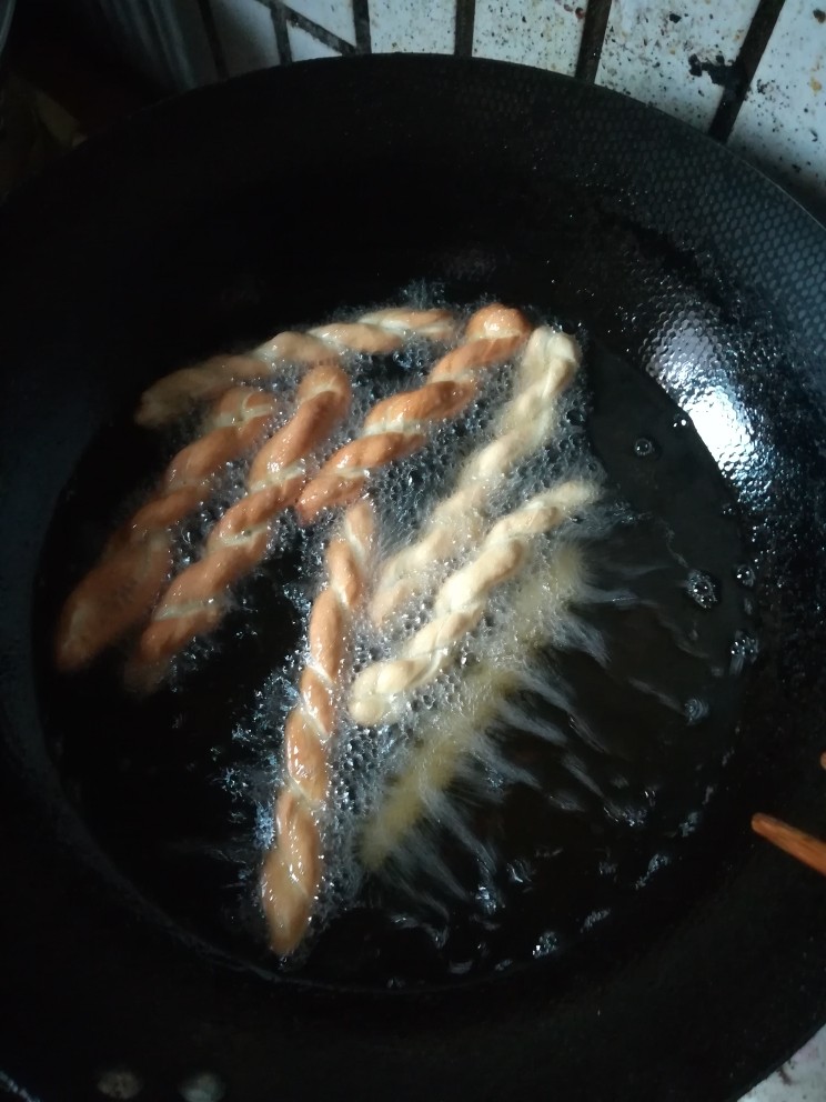 小麻花,炸到金黄,出锅喽