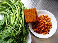 麻辣茼蒿,<a style='color:red;display:inline-block;' href='/shicai/ 473'>香干</a>切碎粒，姜切末，葱切葱花；