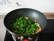 麻辣茼蒿,锅中放油，油热后放入姜末和葱花爆香，加入香干粒翻炒；