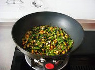 麻辣茼蒿,加入<a style='color:red;display:inline-block;' href='/shicai/ 195857'>麻辣花生</a>和盐翻炒均匀即可。