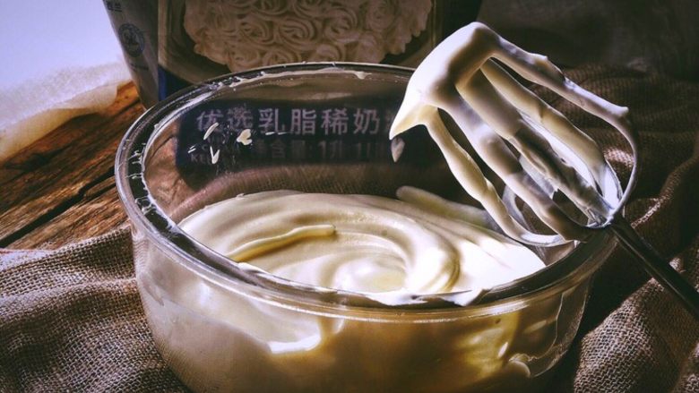 详细讲解 奶油水果可丽饼,打发至不能流动的状态,提起打蛋器有个尖角