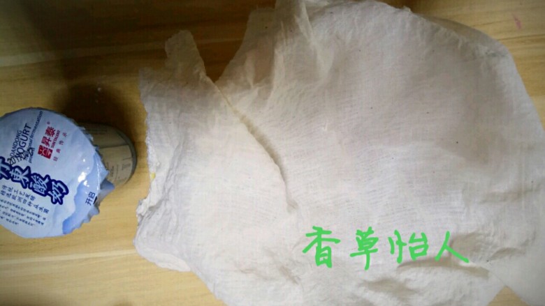 完胜旺旺奶豆的酸奶溶豆宝宝新辅食～香草怡人,用家里蒸馒头的屉布就可以，准备两张