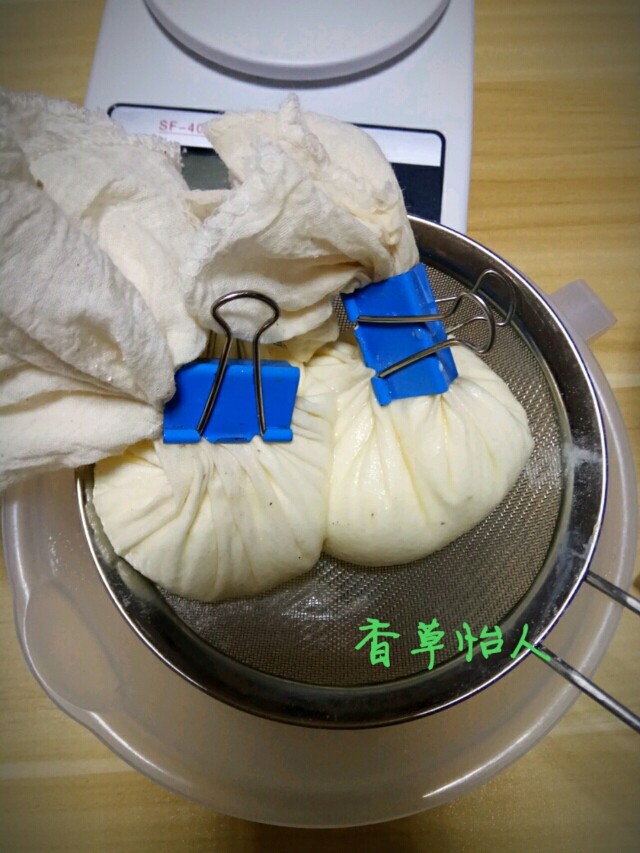 完胜旺旺奶豆的酸奶溶豆宝宝新辅食~香草怡人,也可以像这样,最后状态好的稠酸奶的标准是不能太稀像我这个图片就是太稀没有纹路,也不能太干,太干也会造成<a style='color:red;display:inline-block;' href='/shicai/ 17'>蛋清</a>的大量消泡从而失败,就是有点像软化好的奶油奶酪的状态就可以啦
