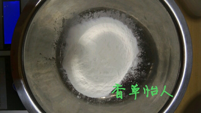 完胜旺旺奶豆的酸奶溶豆宝宝新辅食~香草怡人,奶粉我用的牛栏三段,脂肪含量比较少的,消泡剂也很少,然后是<a style='color:red;display:inline-block;' href='/shicai/ 512'>玉米淀粉</a>