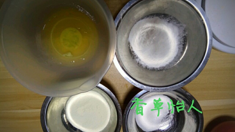 完胜旺旺奶豆的酸奶溶豆宝宝新辅食~香草怡人,称量的材料整体拍个照蛋清,砂糖,奶粉,玉米淀粉就这几样,还少拍了半片柠檬