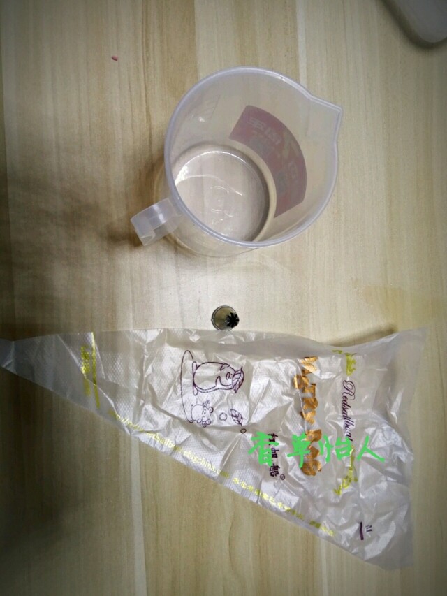 完胜旺旺奶豆的酸奶溶豆宝宝新辅食~香草怡人,准备裱花袋,菊花裱花嘴,塑料量筒