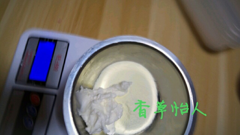 完胜旺旺奶豆的酸奶溶豆宝宝新辅食~香草怡人,将浓稠酸奶和婴儿奶粉放在一起顺时针或是逆时针搅拌