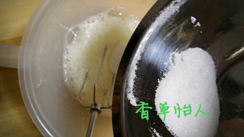 完胜旺旺奶豆的酸奶溶豆宝宝新辅食~香草怡人,分次放入砂糖,湿性也就是弯角状态时放入过筛的玉米淀粉继续打发到干性就可以啦,千万一定是干性,不能打发过度偶