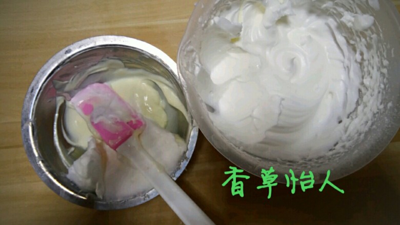 完胜旺旺奶豆的酸奶溶豆宝宝新辅食~香草怡人,将一部分蛋清放入之前搅拌好的奶粉糊里搅拌均匀