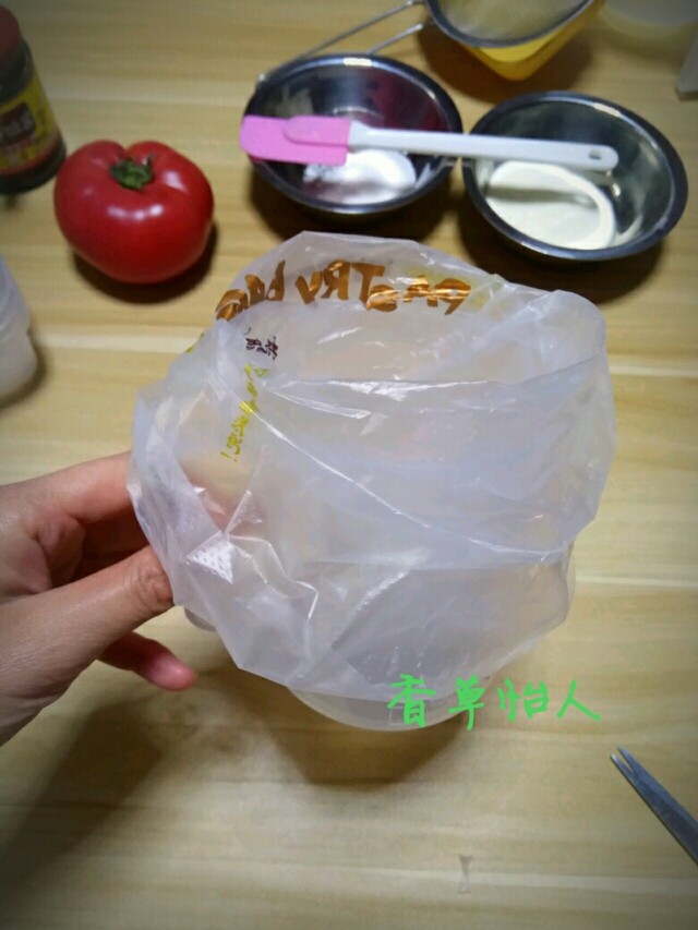 完胜旺旺奶豆的酸奶溶豆宝宝新辅食~香草怡人,补充一下,裱花嘴放入裱花袋之后是这样放到量筒里的,多余的裱花袋翻到量筒外面,这样能装很多哟