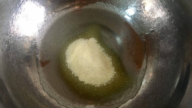 夏日烈焰 覆盆子慕斯杯,冷藏的差不多的时候开始做果冻层,水里加入吉利丁粉,把吉利丁粉泡透。
