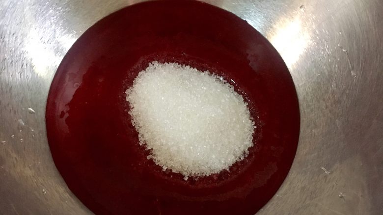 夏日烈焰 覆盆子慕斯杯,覆盆子果茸里加入细砂糖,小火煮至沸腾,关火。