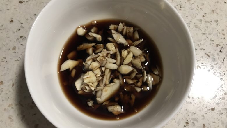 豆角土豆焖面,蒜末跟醋，我儿子不吃蒜，所以我切的比较大块，方便做好后挑出来，喜欢吃的可以切小一点，更入味哦