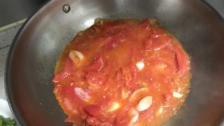 豆角土豆焖面,煸炒到西红柿开始出汁