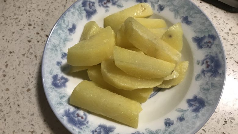 豆角土豆焖面,煎好的土豆捞出备用