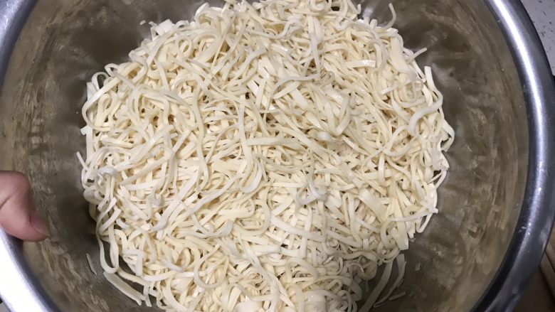 豆角土豆焖面,用筷子搅拌匀