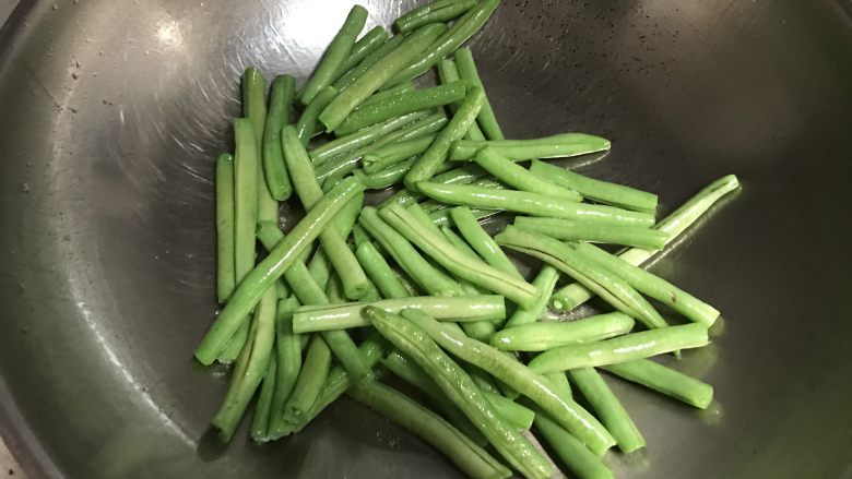 豆角土豆焖面,继续用油过豆角