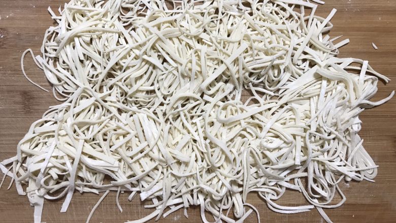 豆角土豆焖面,切好的面抖开，放旁边备用