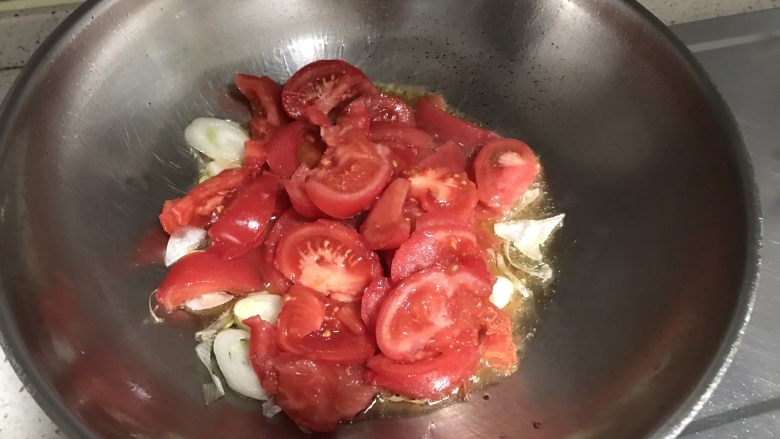 豆角土豆焖面,倒入切好的西红柿