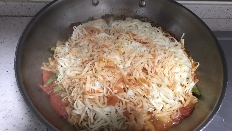 豆角土豆焖面,这样是为了上面面条更好上色，再盖上锅盖烧五分钟