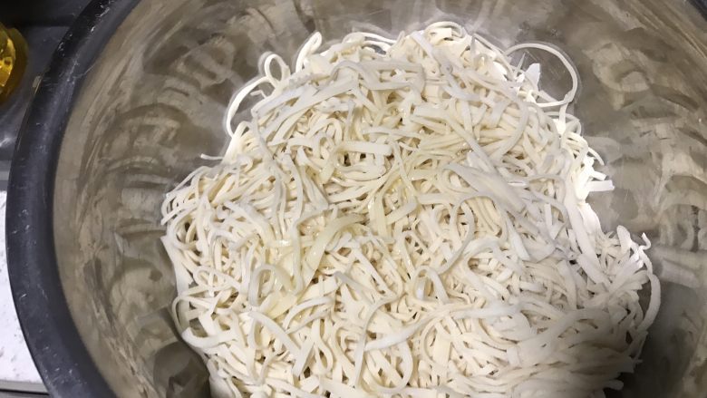 豆角土豆焖面,切好的面倒入食用油