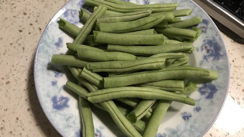 豆角土豆焖面,<a style='color:red;display:inline-block;' href='/shicai/ 3639'>豆角</a>用手扳成长段