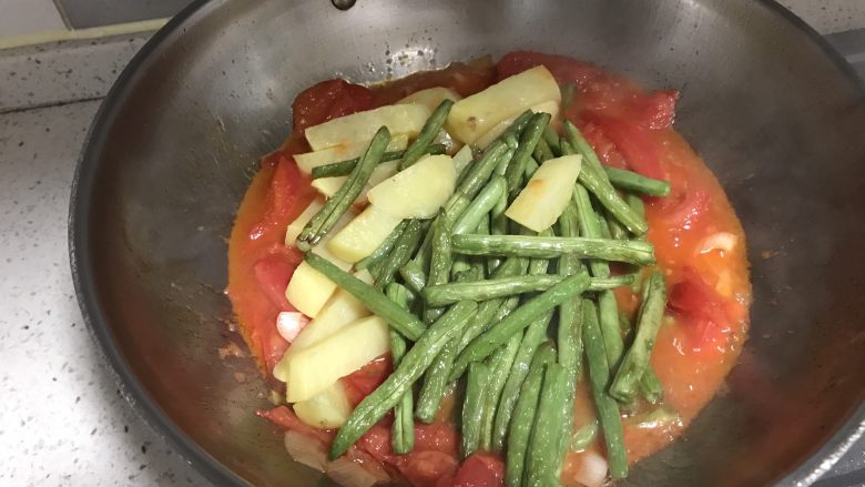 豆角土豆焖面,倒入过好油的土豆跟豆角，加入<a style='color:red;display:inline-block;' href='/shicai/ 762'>老抽</a>跟盐