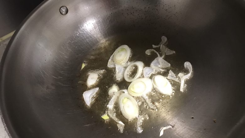 豆角土豆焖面,锅里再加一点油，放入切好的葱段煸炒一下