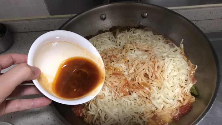 豆角土豆焖面,十分钟后，将刚才盛出来的汤倒在面条上