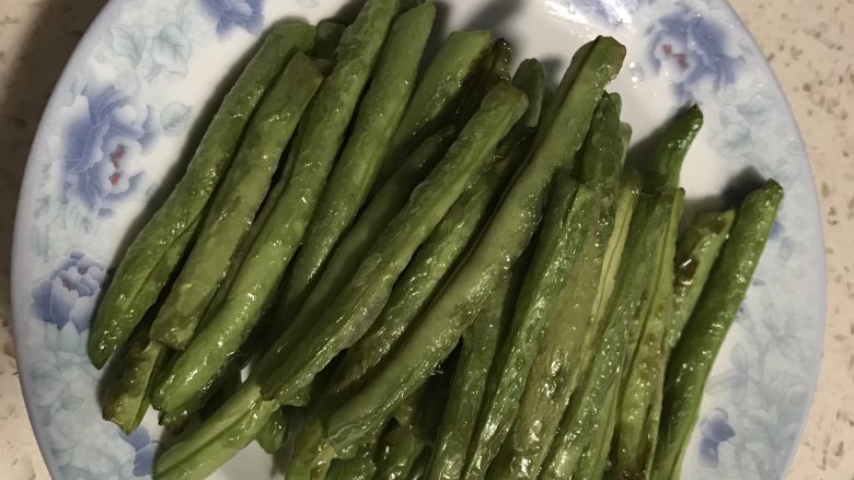 豆角土豆焖面,捞出备用，这里说明下，用油过一遍土豆跟豆角，后面焖面的话时间短，而且这两个还会很面