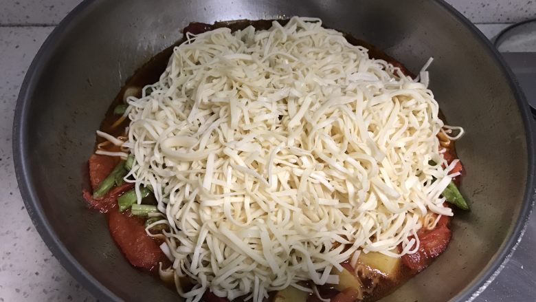 豆角土豆焖面,面条放入锅中