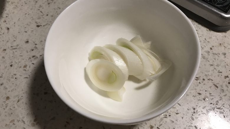 豆角土豆焖面,大<a style='color:red;display:inline-block;' href='/shicai/ 3250'>葱</a>切片