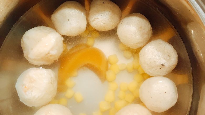 海鲜丸丸蛋花汤,加入开水，方便煮哦