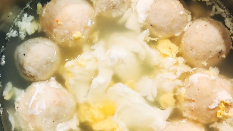 海鲜丸丸蛋花汤,大火煮后，加入蛋，搅一搅，虽然还不是蛋花，不过还是很可爱呀！