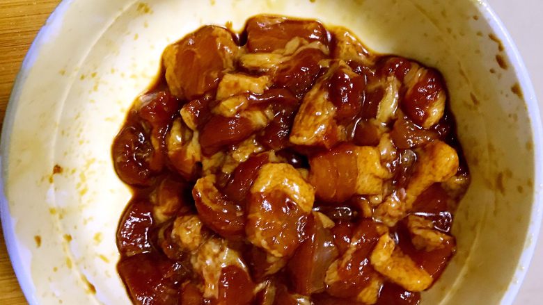 蒜苔炒肉片,<a style='color:red;display:inline-block;' href='/shicai/ 5301'>肉片</a>中加入料酒,生抽,生粉腌制10分钟老抽可不放