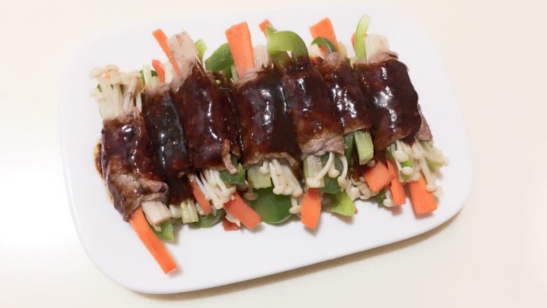 蔬菜牛肉卷,汁的调配是，黑椒汁，2铁勺，半勺橄榄油，半勺鲁花自然香酱油，再挤几滴柠檬汁，拌匀后用勺浇到上面就可吃了。
