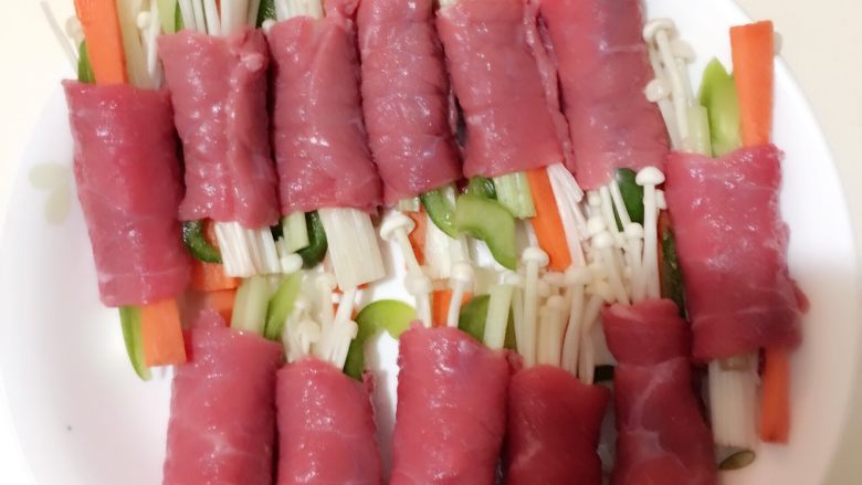蔬菜牛肉卷,买超市已切好的牛肉片，也可以买牛柳回来自己切成薄片，买一包鲜的金针菇，一个胡萝卜，一个绿柿子椒，一支西芹，然后把牛肉片清洗一下放在盘子里，把金针菇，胡萝卜，柿子椒西芹洗干净，把金针菇切除根部，把胡萝卜柿子椒还有西芹切成跟金针菇差不多的长度，这三样切成细条，但不要太细，然后把牛肉片摆平放上这些卷起来放一个干净的盘里后，全弄完后高火5分钟微波炉，就可以，拿出来再放一个干净盘里摆好，浇上汁就可以。