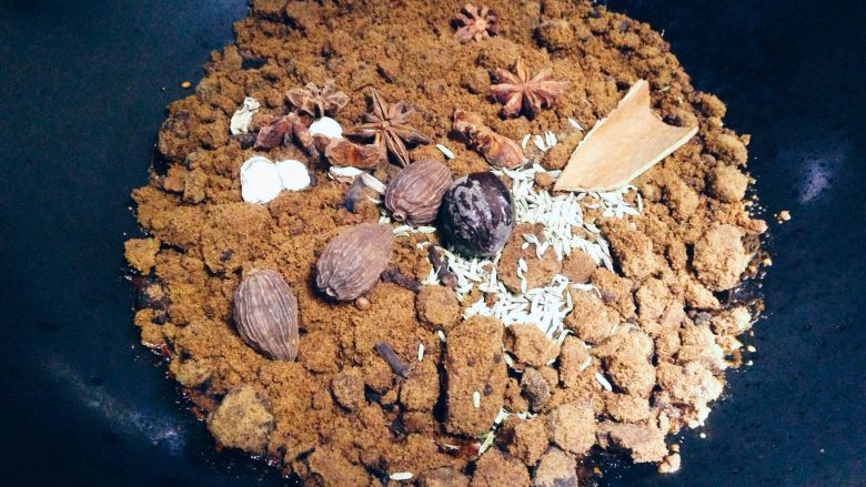 复制酱油,将红糖压碎后下入锅中开小火,将所有香料下入锅中。