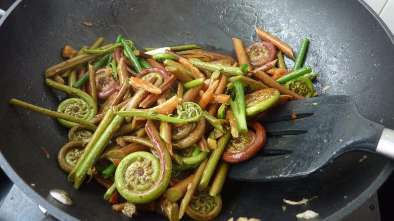 虾干炒蕨菜,再翻炒一下,关火