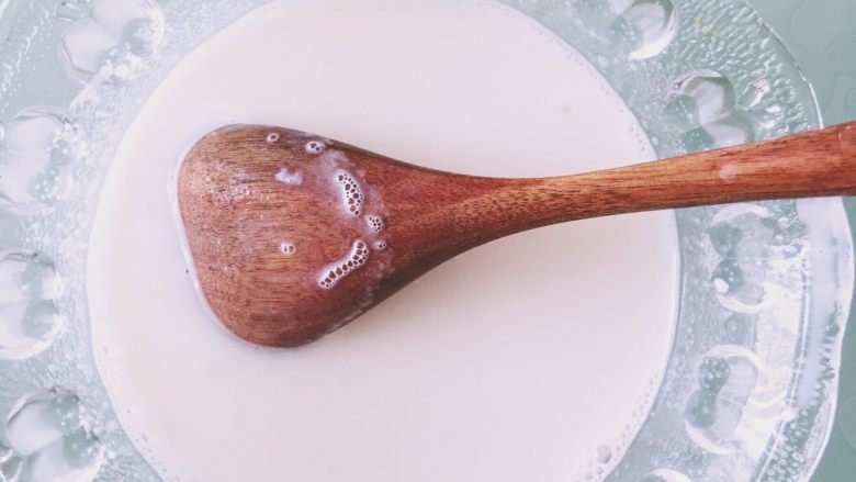 【网上厨房独家】抹茶巴巴洛瓦(Bavarois),泡软的吉利丁片淋干水,加入少量的牛奶溶液,使其完全溶解