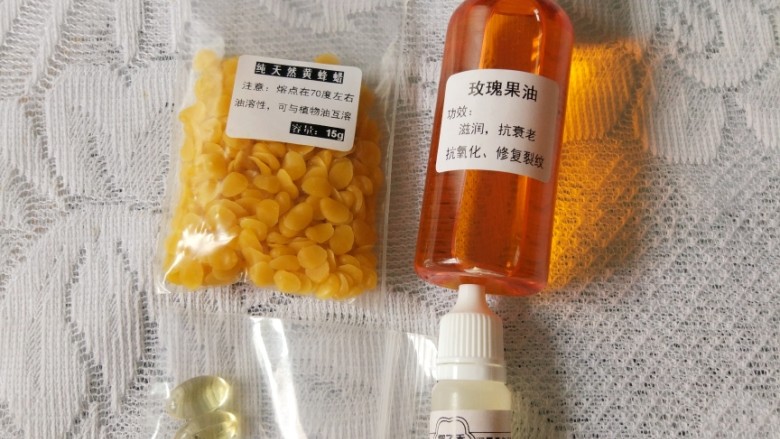 润唇膏,准备材料:纯天然黄蜂蜡15克,植物基础油(玫瑰果油)50毫升,<a style='color:red;display:inline-block;' href='/shicai/ 12819'>维生素E</a>两粒,润唇膏专用香精(椰子香)