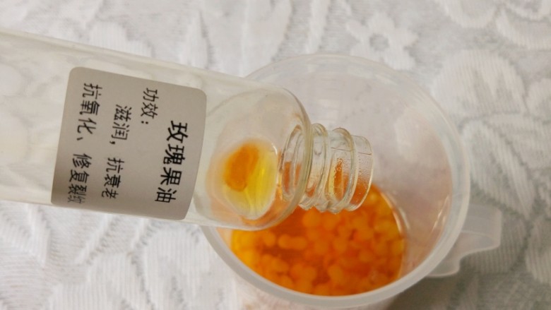 润唇膏,将蜂蜡倒入量杯中,加入植物基础油
